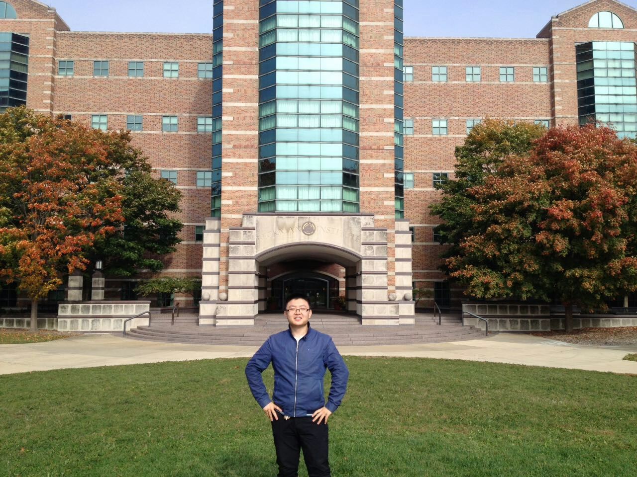 牛宏伟在UIUC Beckman Institute前留影